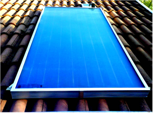 El colector solar de placa plana de titanio azul genera agua caliente